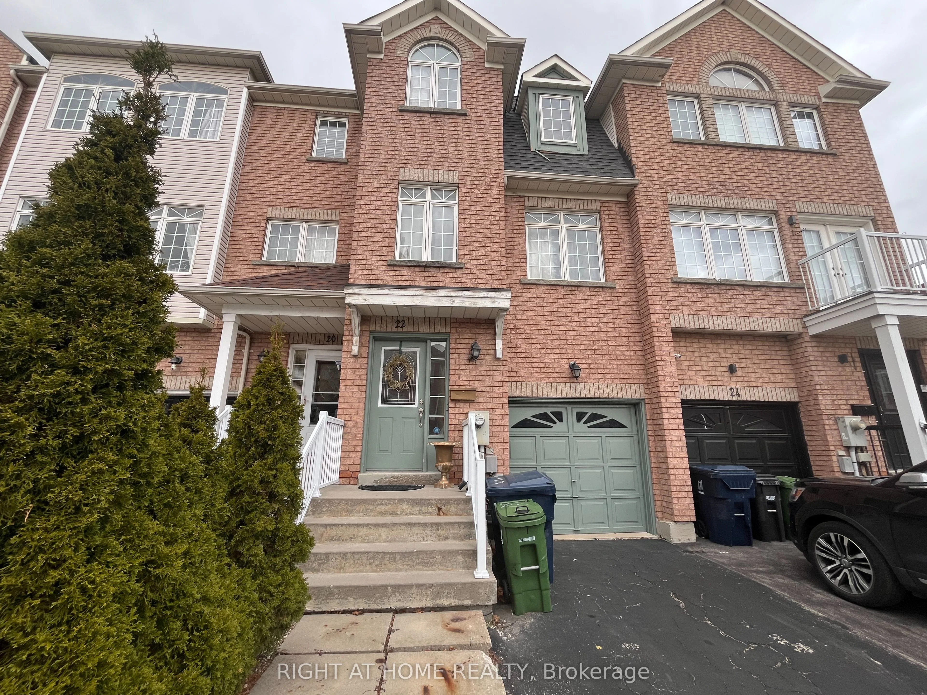 Att/Row/Townhouse in Toronto