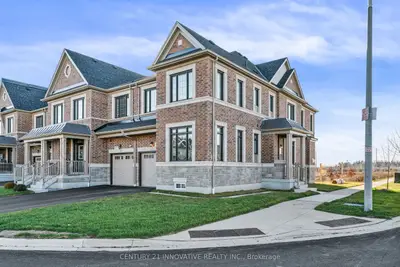 Att/Row/Townhouse in Whitby