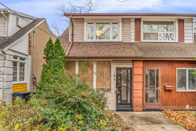 Att/Row/Townhouse in Toronto