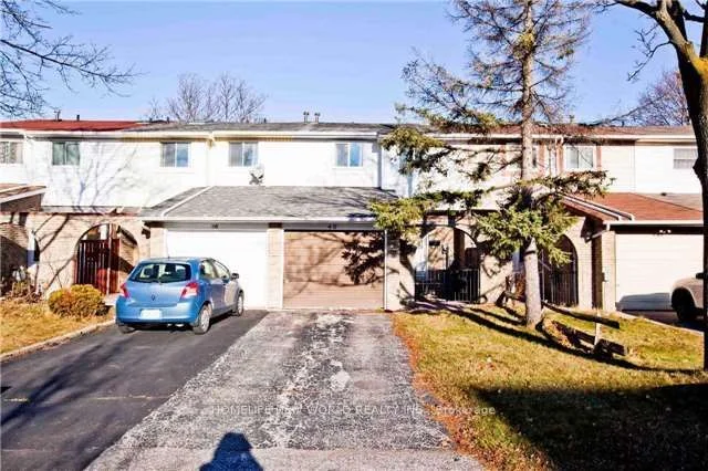 Att/Row/Townhouse in Toronto