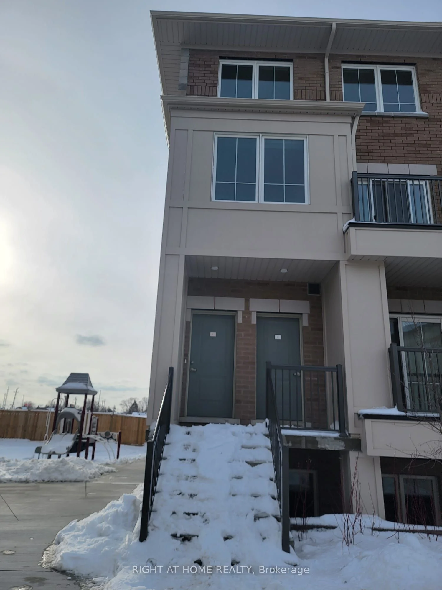 Att/Row/Townhouse in Oshawa