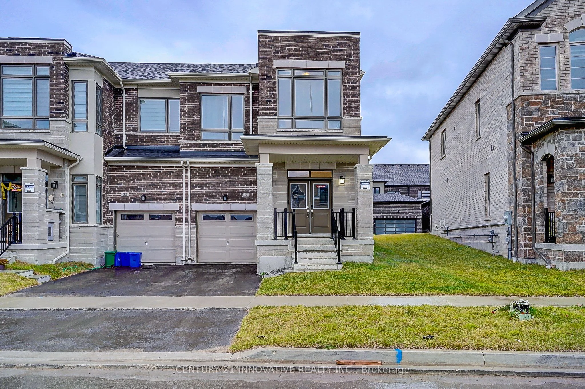 Att/Row/Townhouse in Whitby