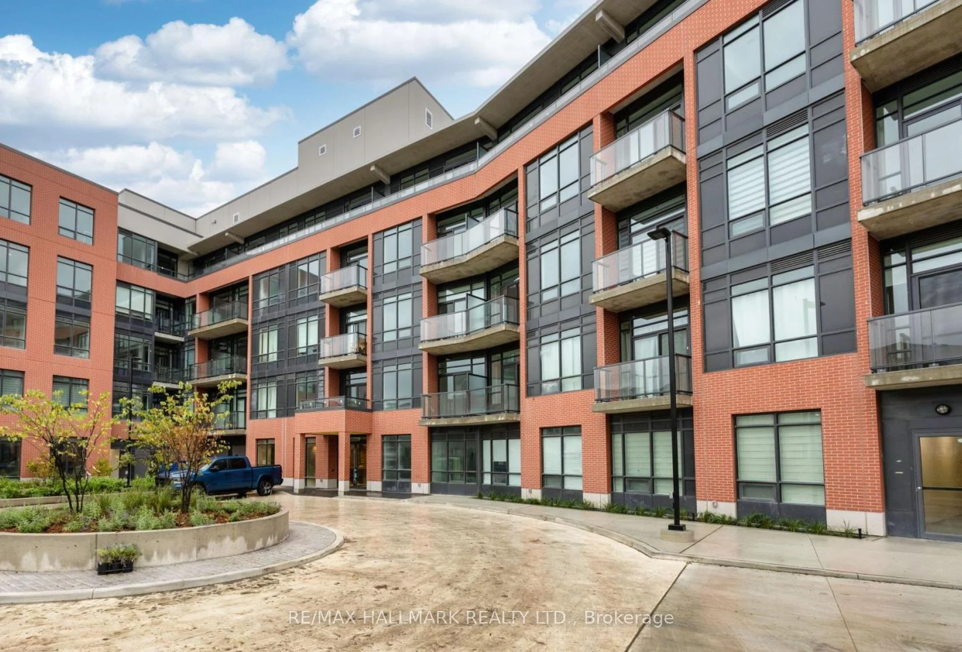 Condo Apartment in Whitby