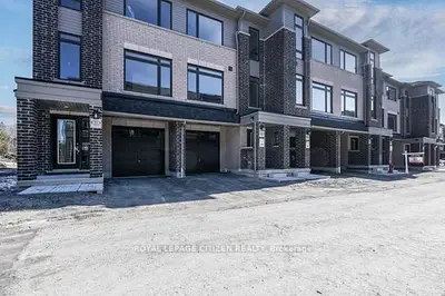 Att/Row/Townhouse in Whitby
