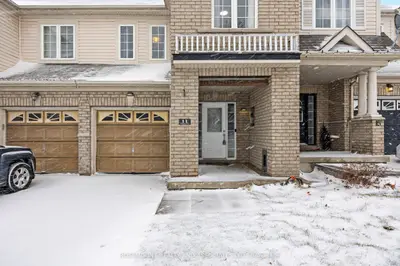 Att/Row/Townhouse in Whitby