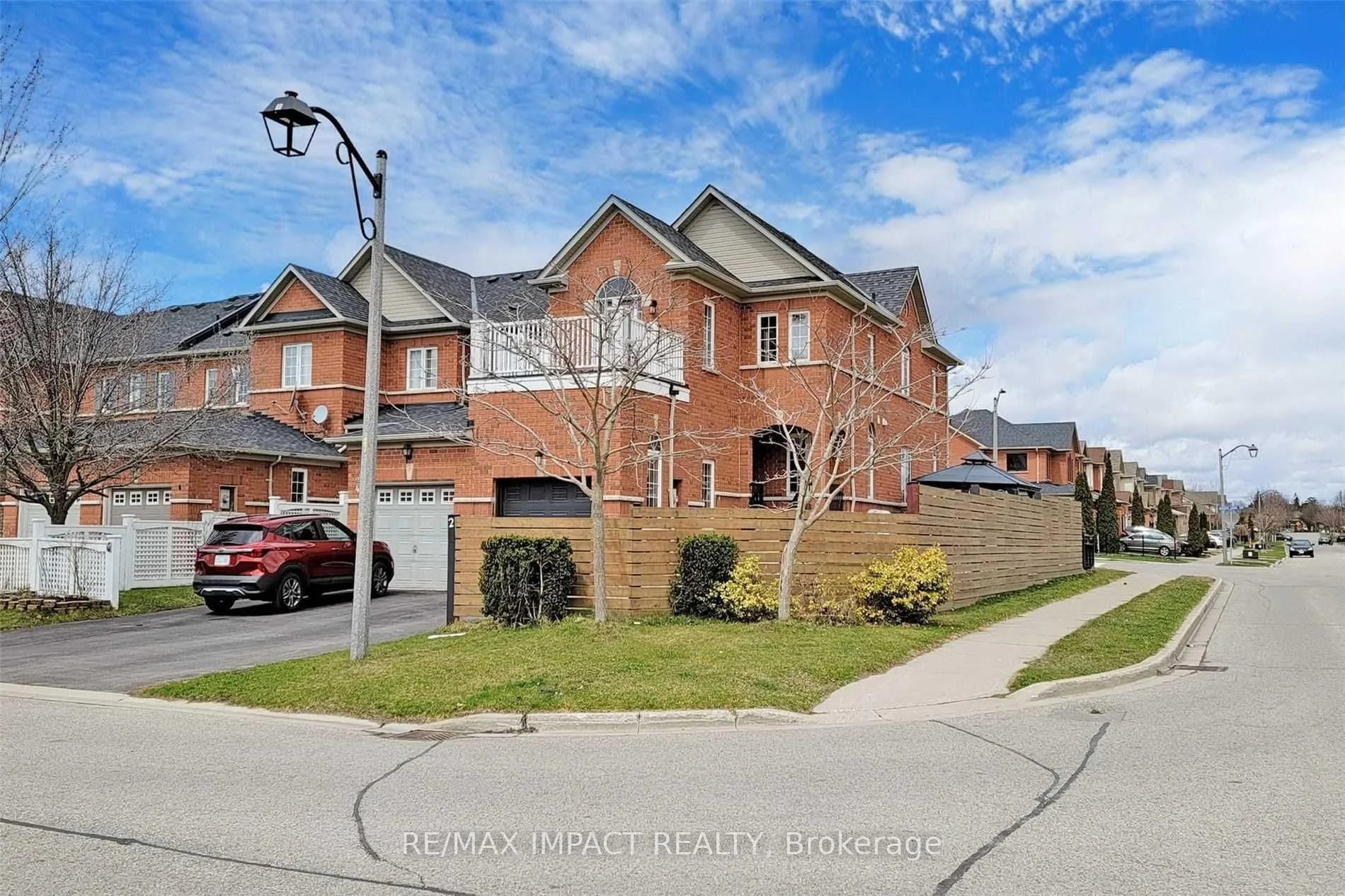 Att/Row/Townhouse in Whitby