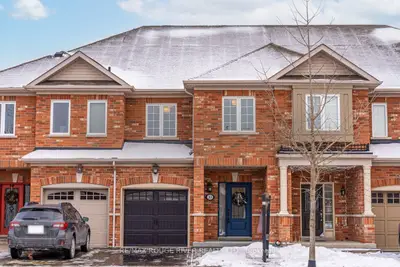 Att/Row/Townhouse in Whitby