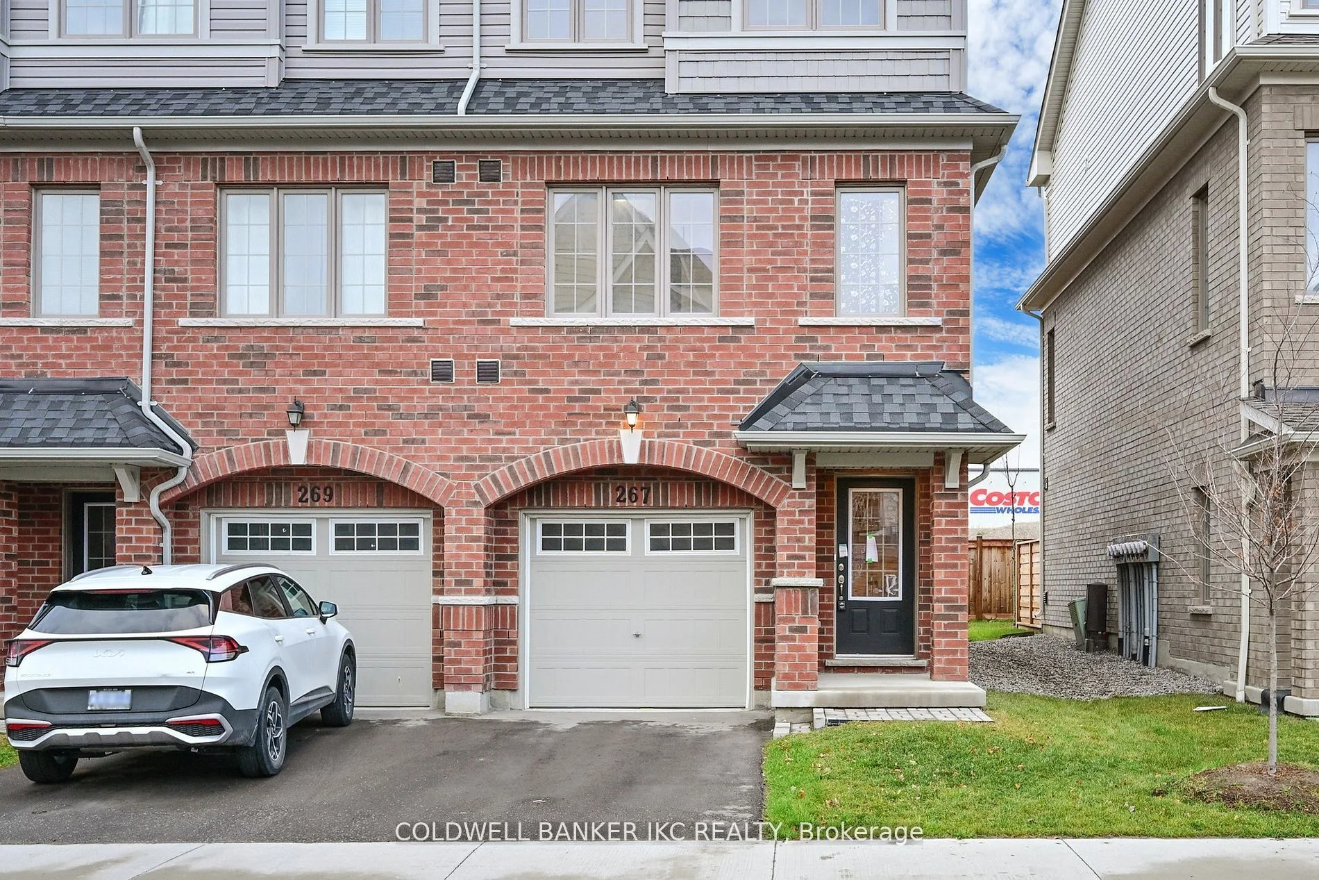 Att/Row/Townhouse in Oshawa