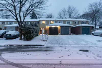 Att/Row/Townhouse in Toronto