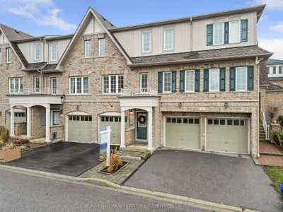 Att/Row/Townhouse in Whitby