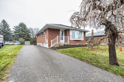Detached in Whitby
