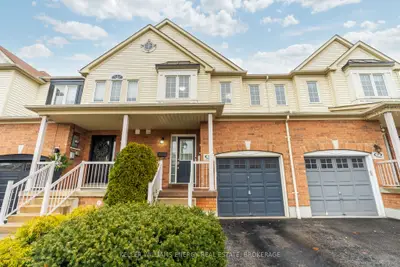 Att/Row/Townhouse in Whitby