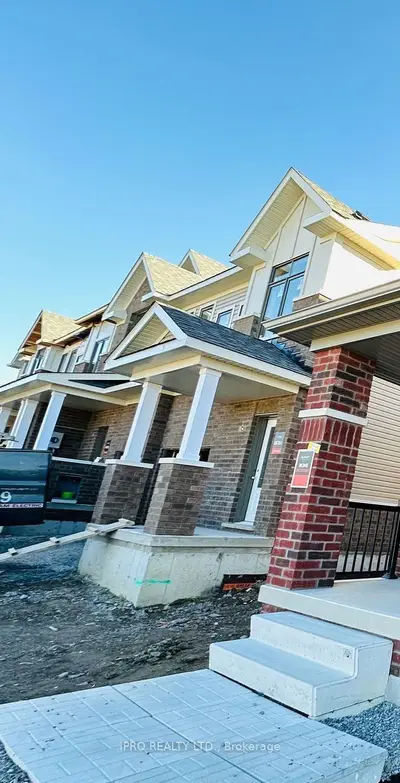 Att/Row/Townhouse in Oshawa