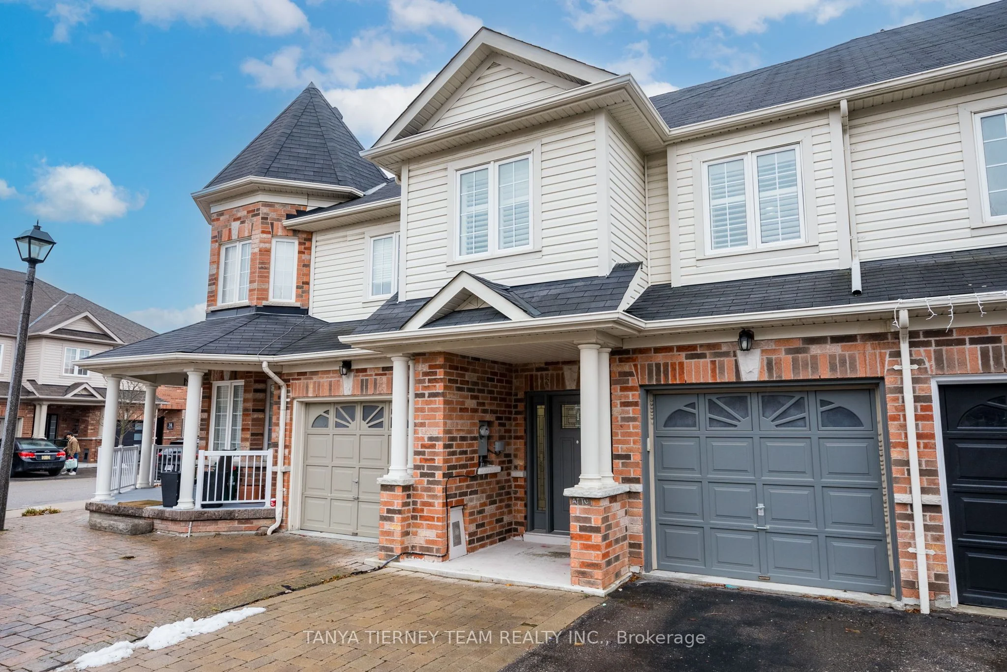 Att/Row/Townhouse in Whitby