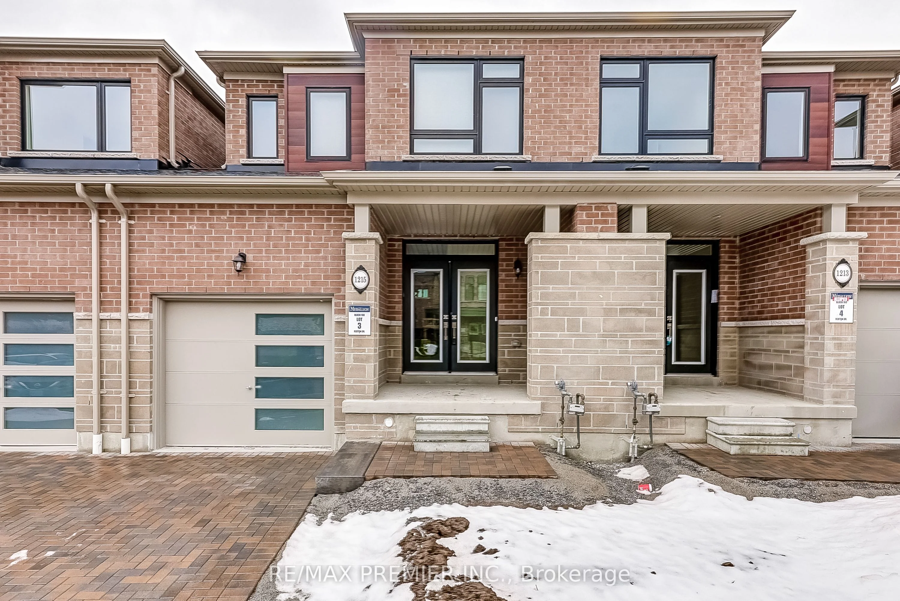 Att/Row/Townhouse in Oshawa