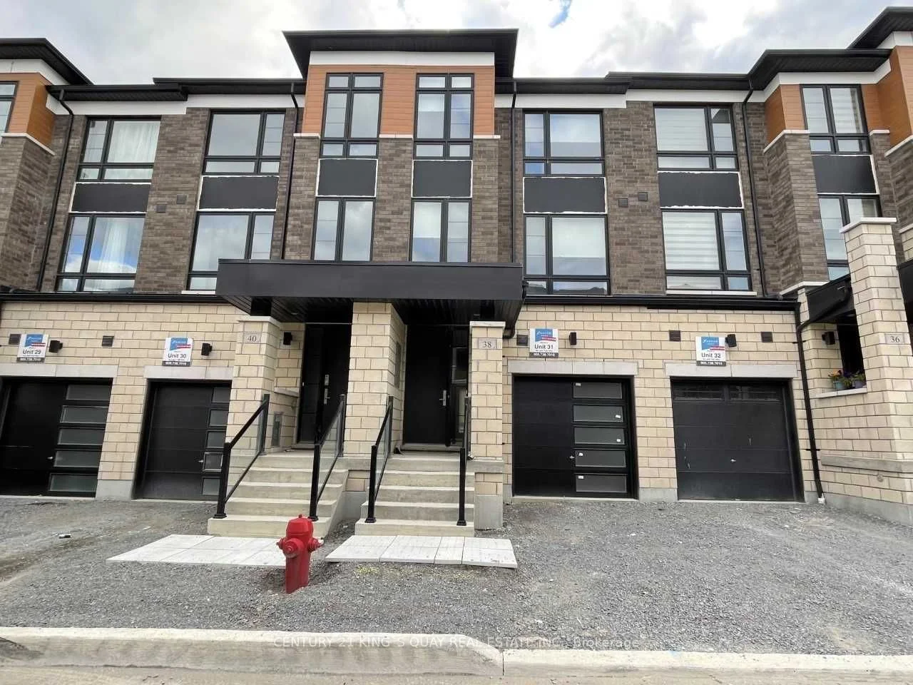 Att/Row/Townhouse in Whitby