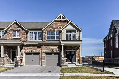 Att/Row/Townhouse in Whitby