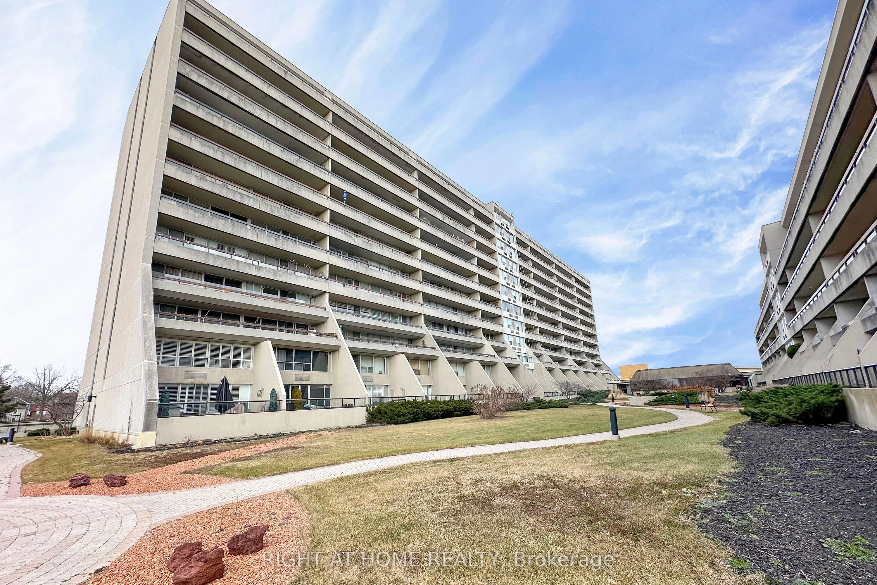 Condo Apartment in Oshawa