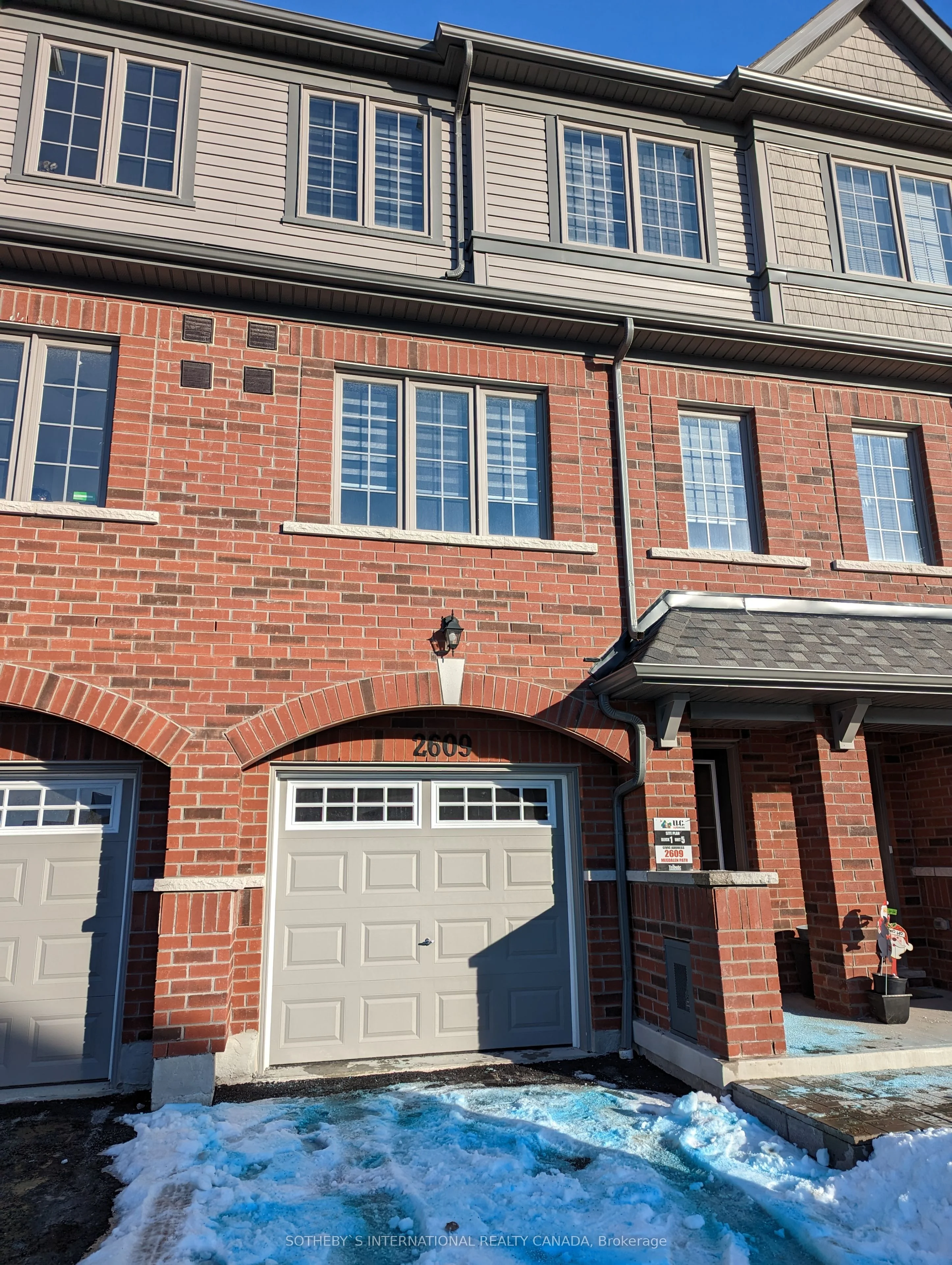 Att/Row/Townhouse in Oshawa