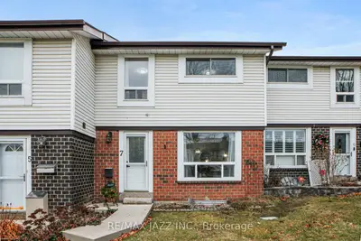 Condo Townhouse in Ajax