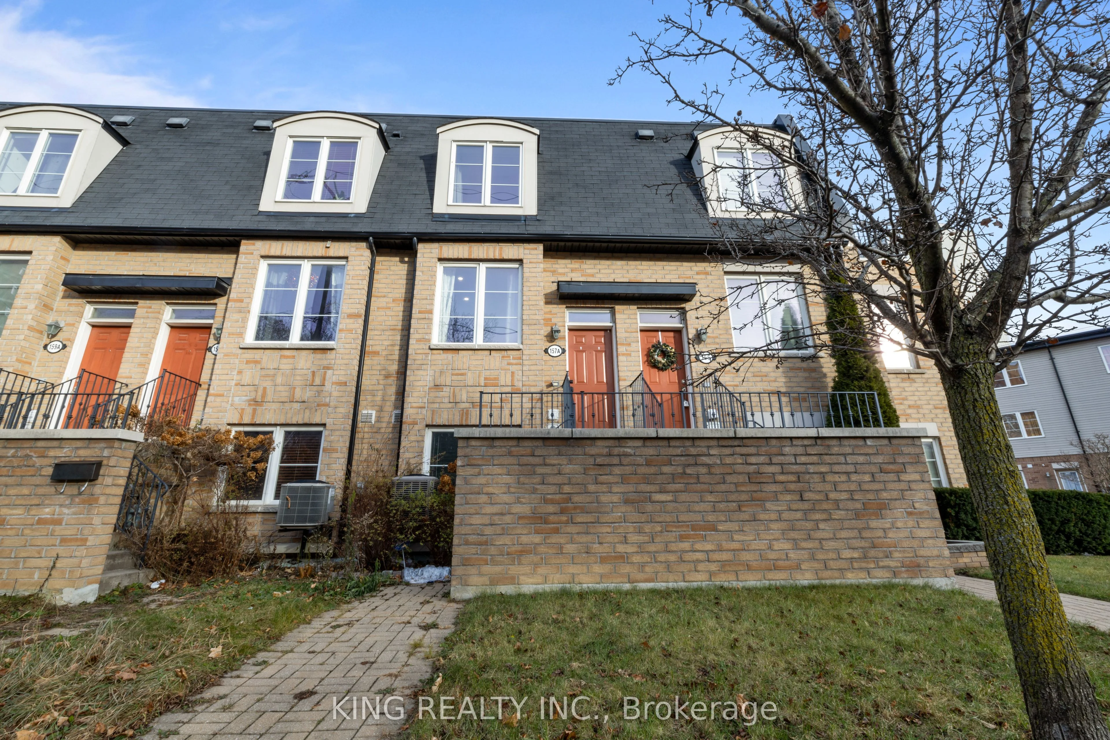 Att/Row/Townhouse in Toronto