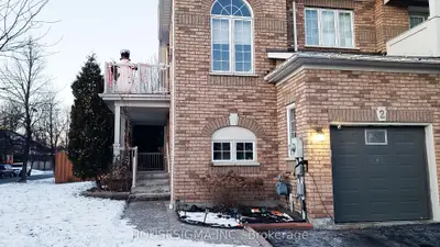 Att/Row/Townhouse in Whitby