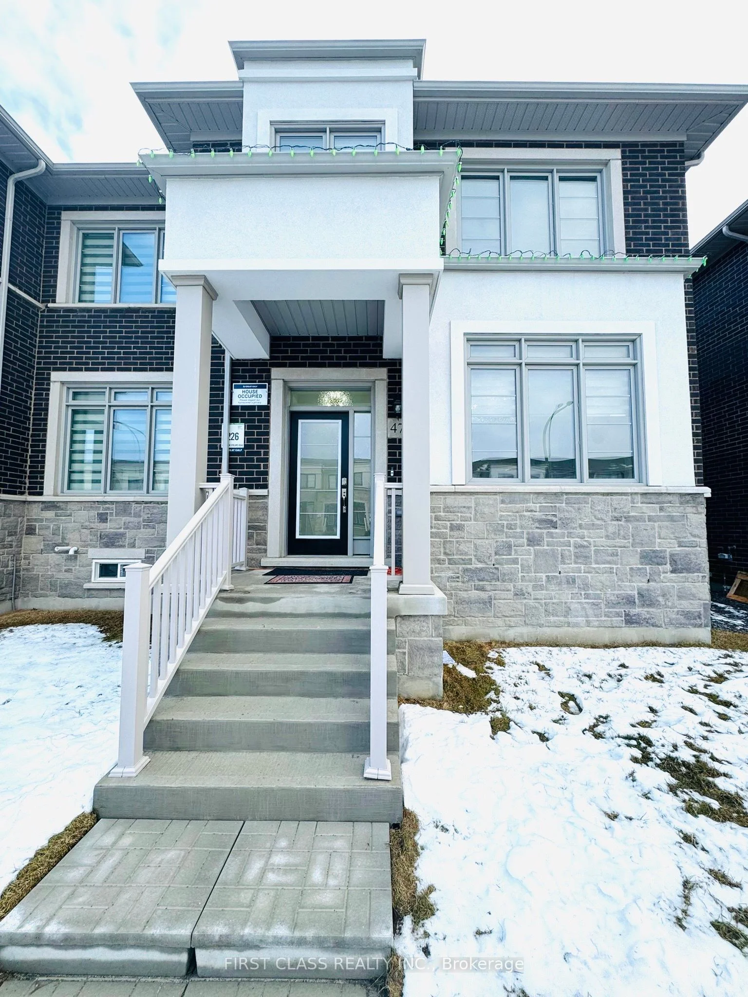 Att/Row/Townhouse in Whitby