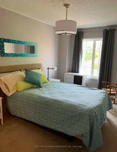 Att/Row/Townhouse in Whitby