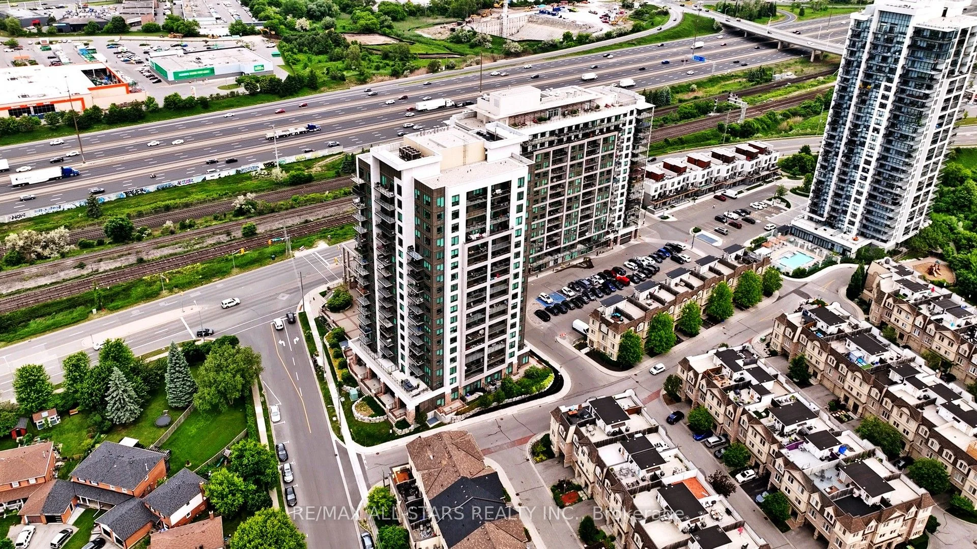 Condo Apartment in Pickering