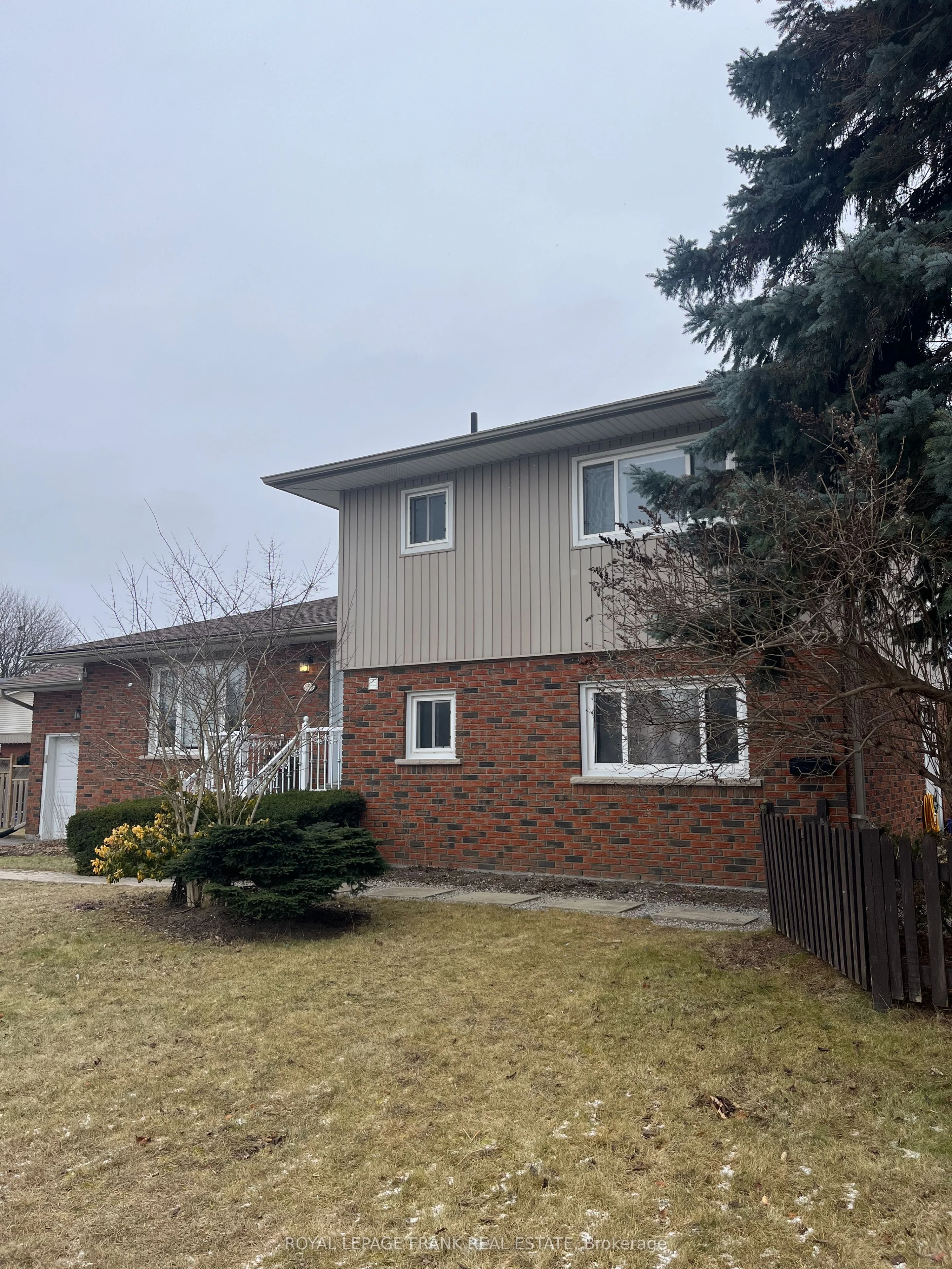 789 Tarn Court Lower, Oshawa, ON L1J 6Y8