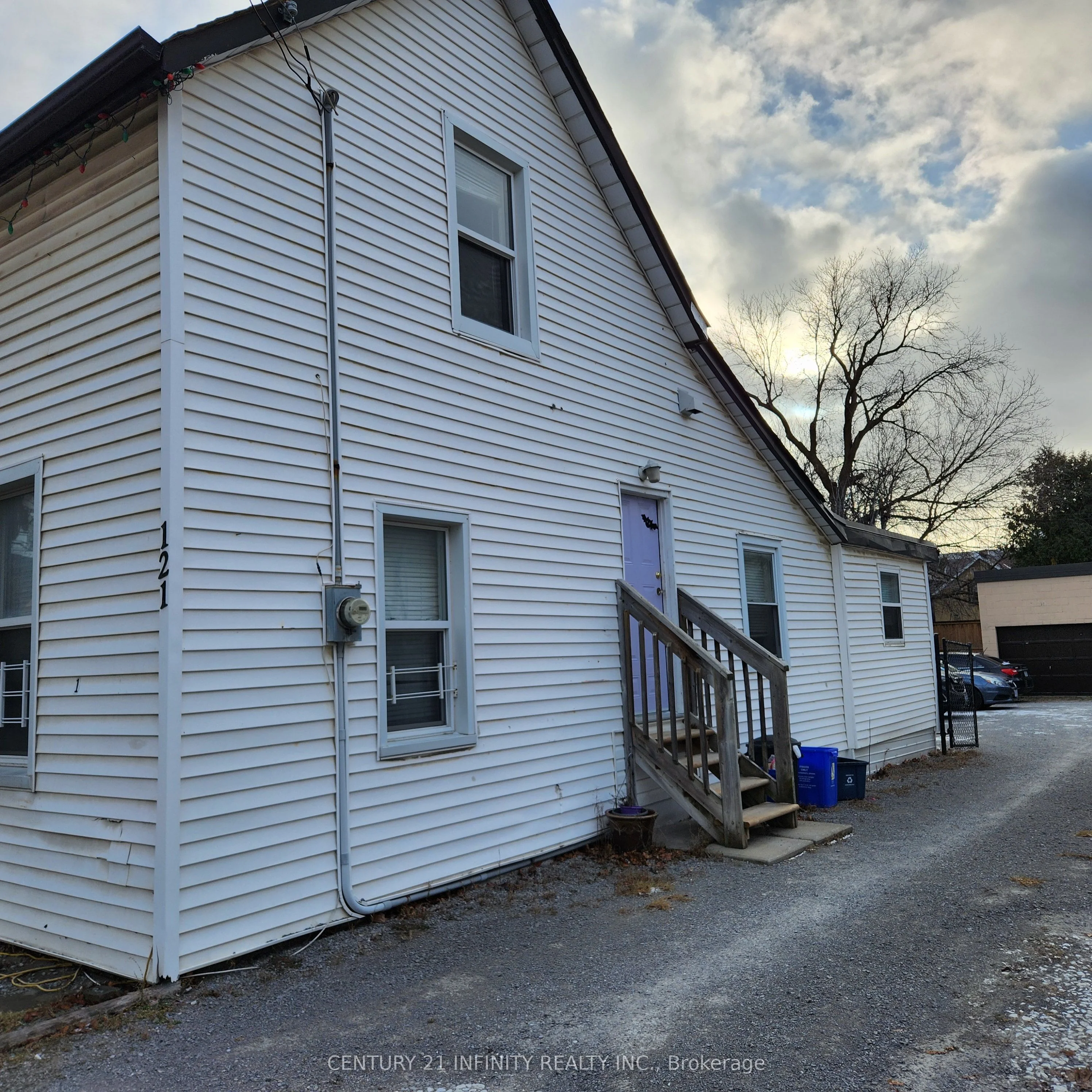 121 Elgin Street E Upper, Oshawa, On L1g 1t4