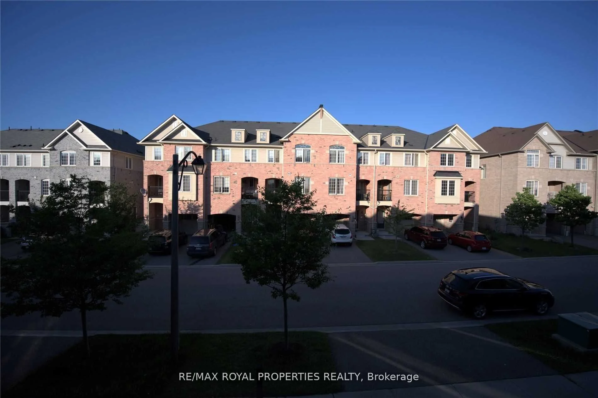 Att/Row/Townhouse in Ajax