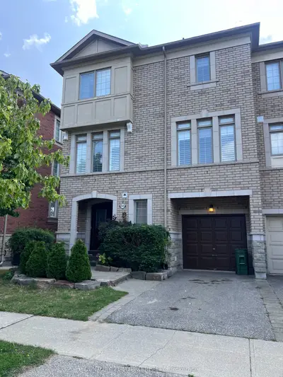 Att/Row/Townhouse in Toronto