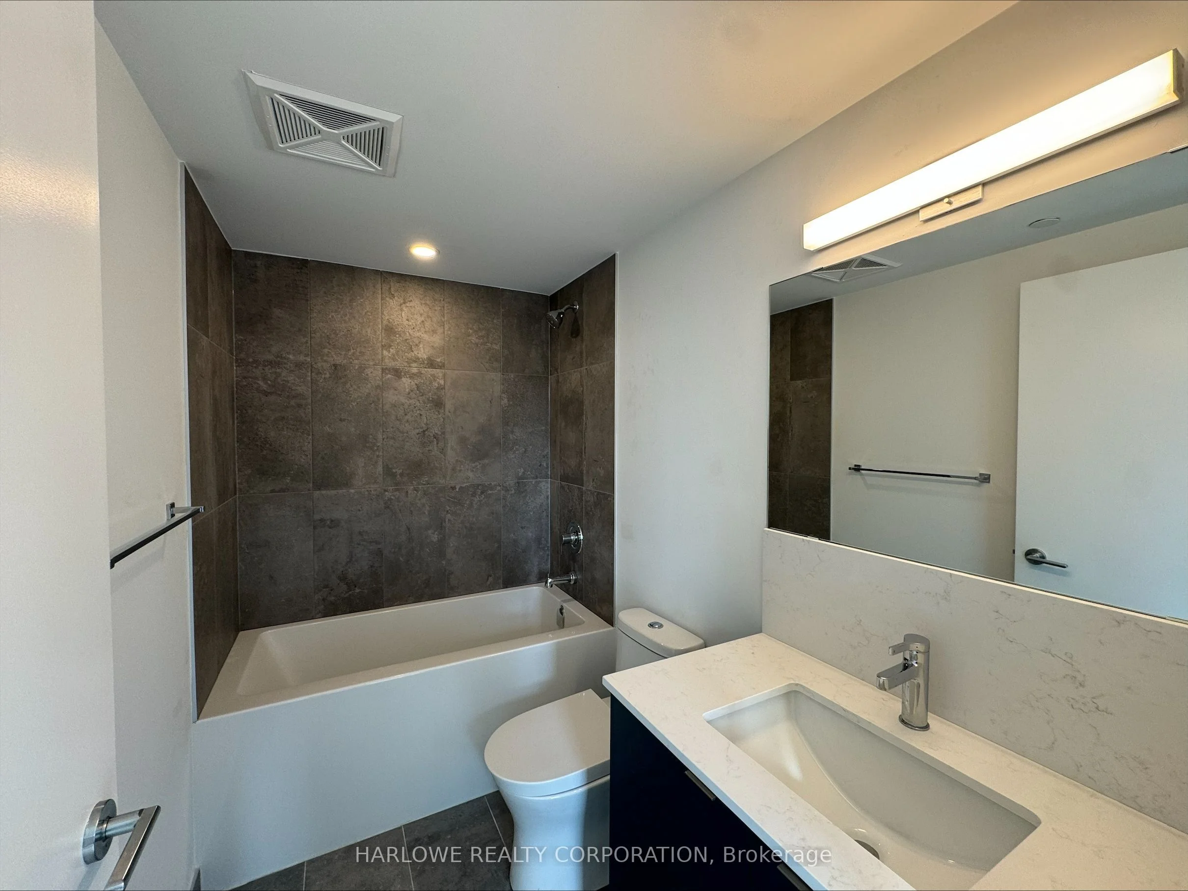 1612 Charles Street 425 C, Whitby, ON L1N 0P3