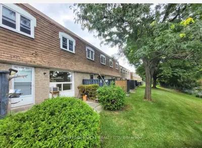 Att/Row/Townhouse in Toronto