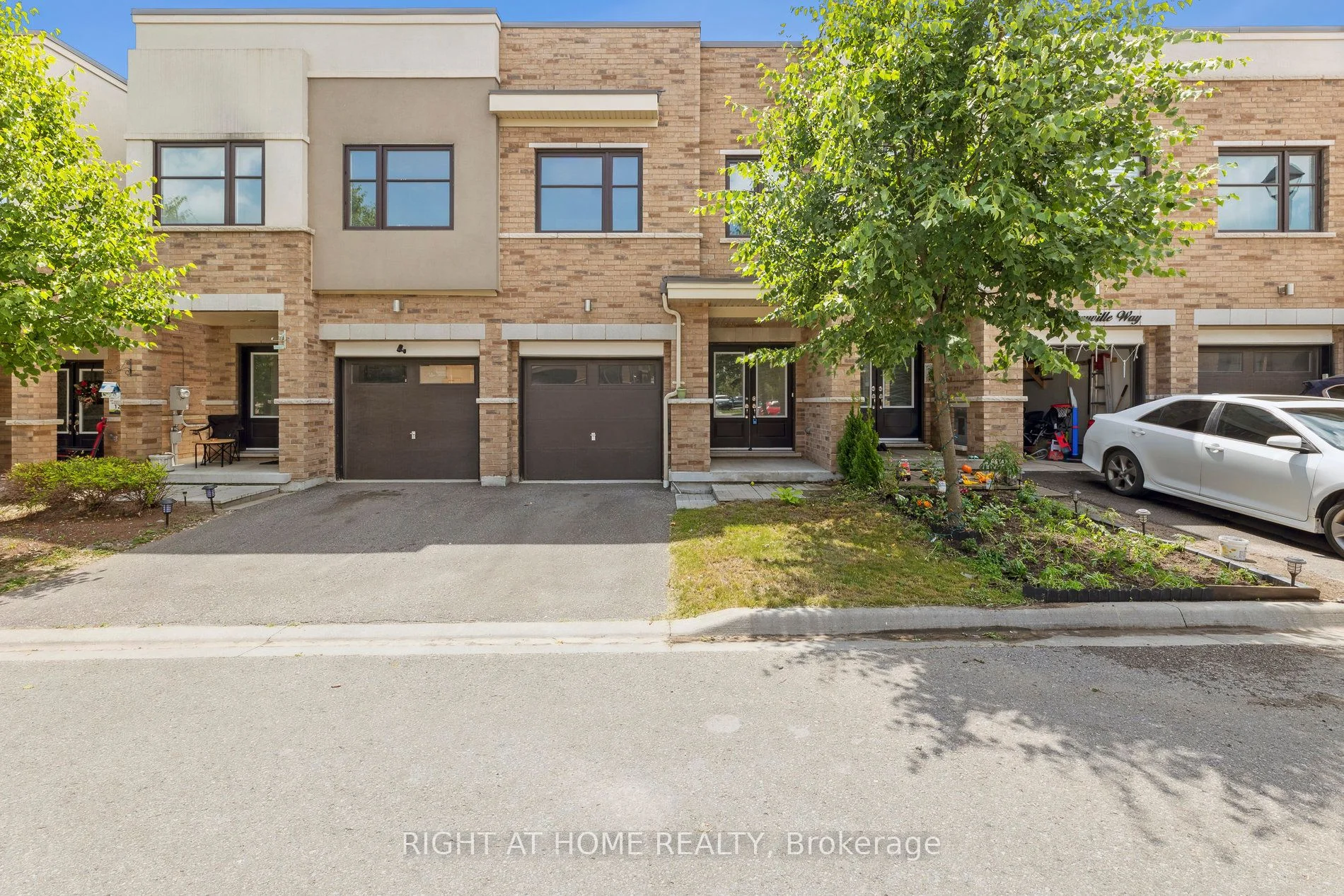 Att/Row/Townhouse in Whitby
