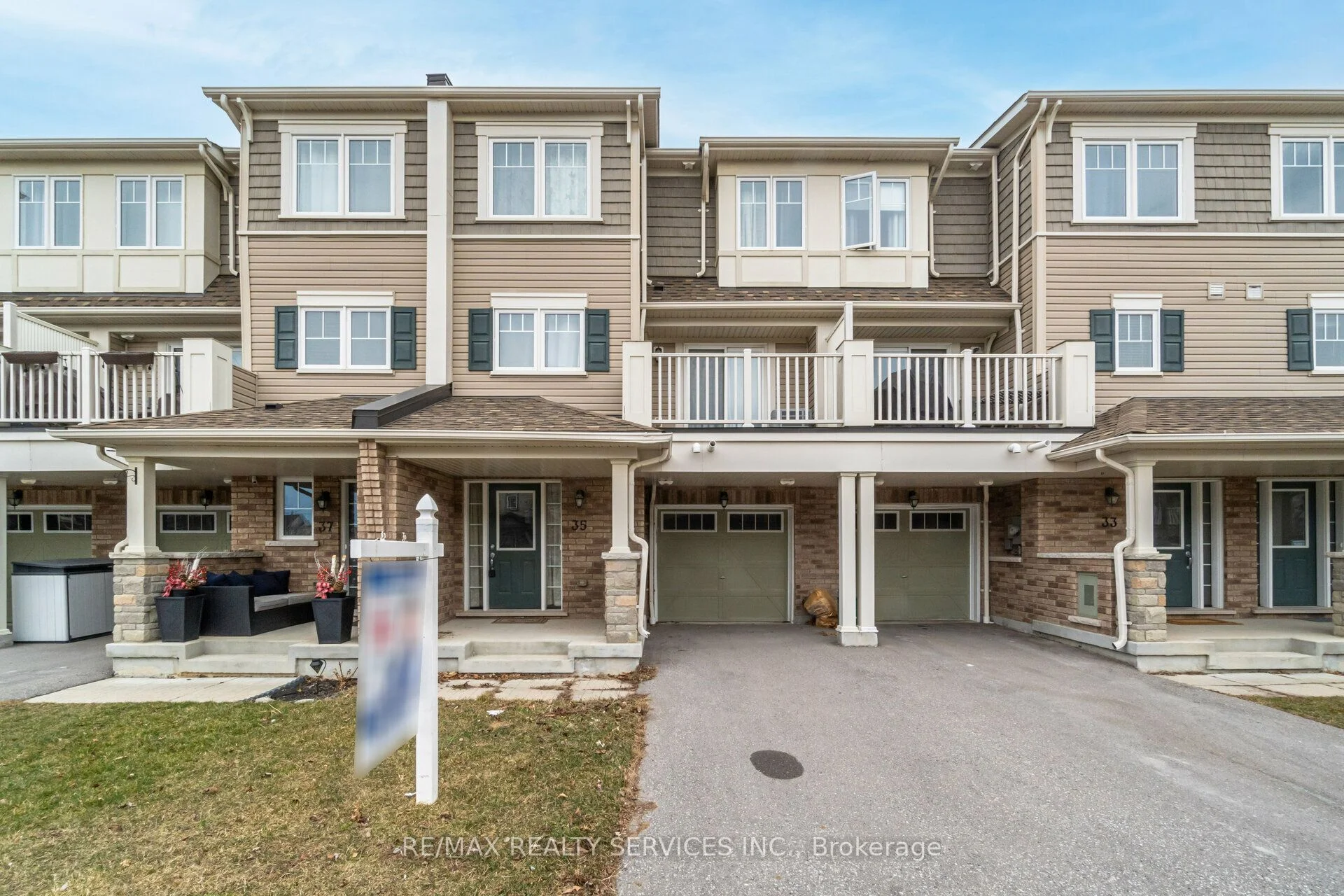 35 Nearco Crescent, Oshawa, ON L1L 0J4