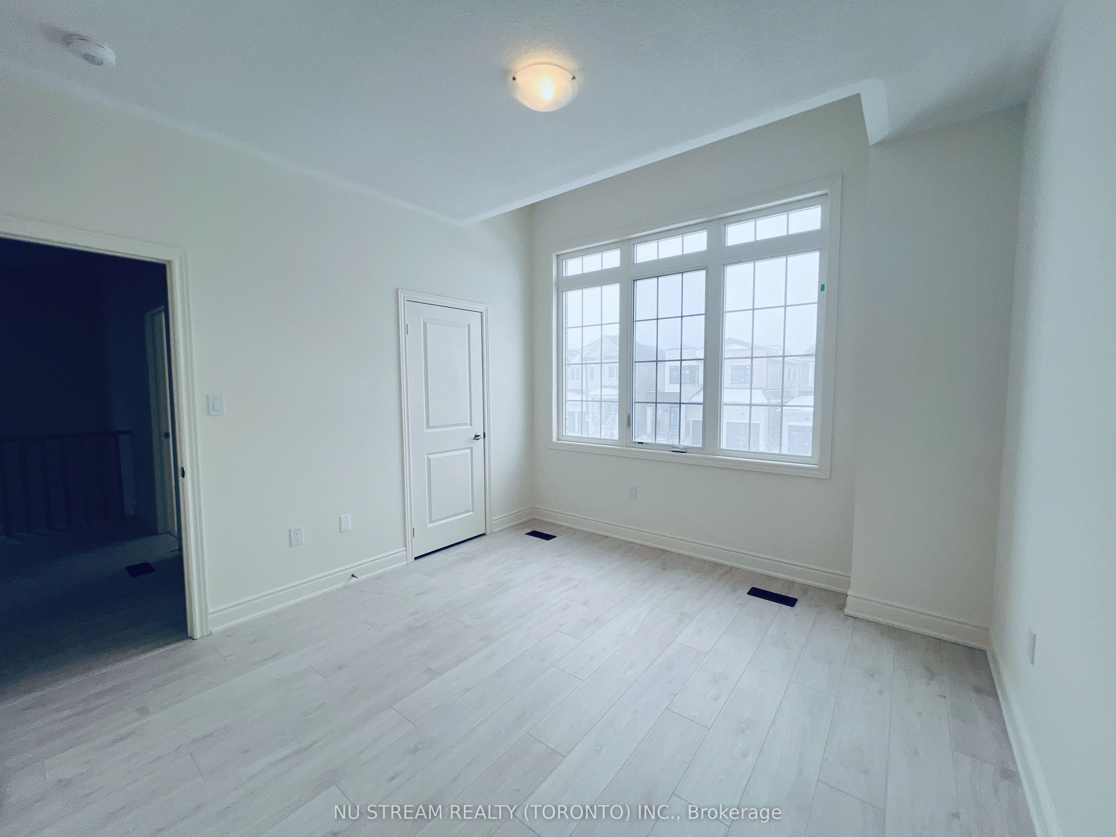 2243 Crystal Drive, Oshawa, ON L1H 0H4