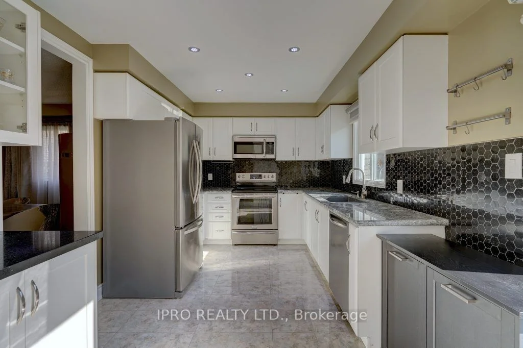 11 GREENVIEW Court, Whitby, ON L1N 8J2