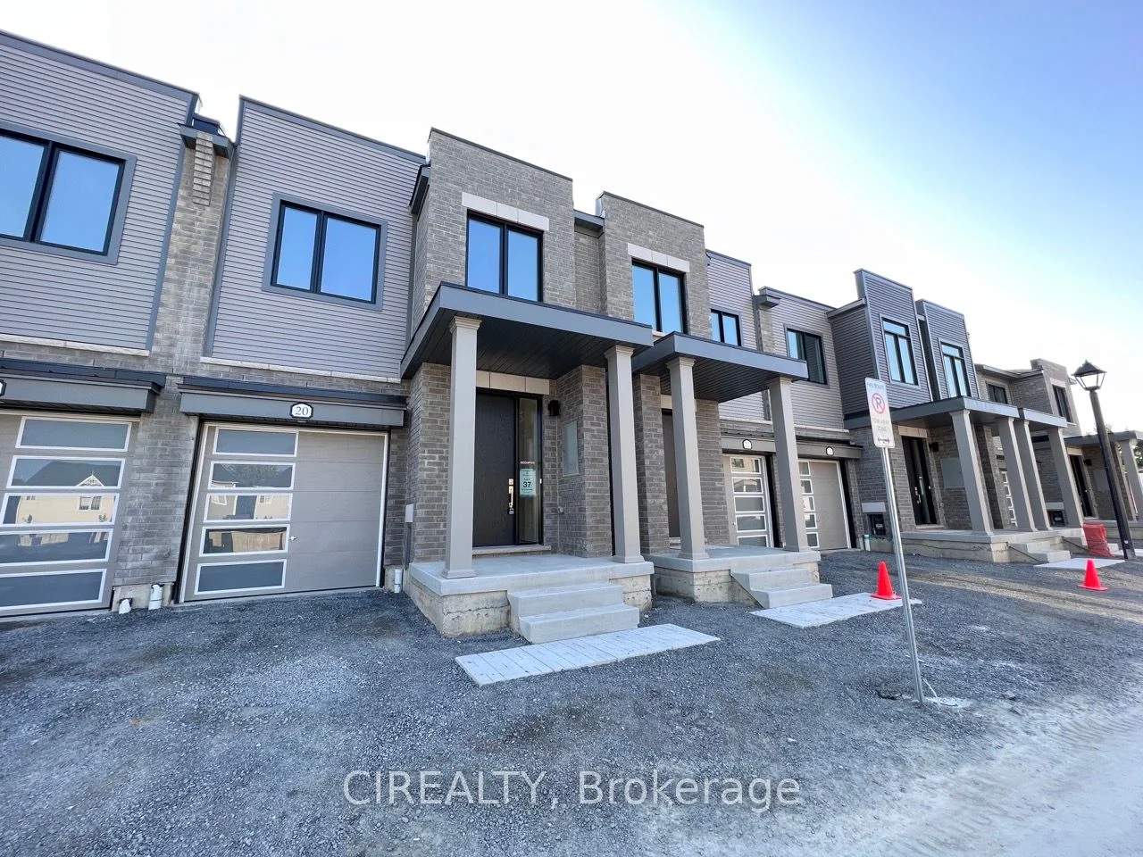Att/Row/Townhouse in Whitby