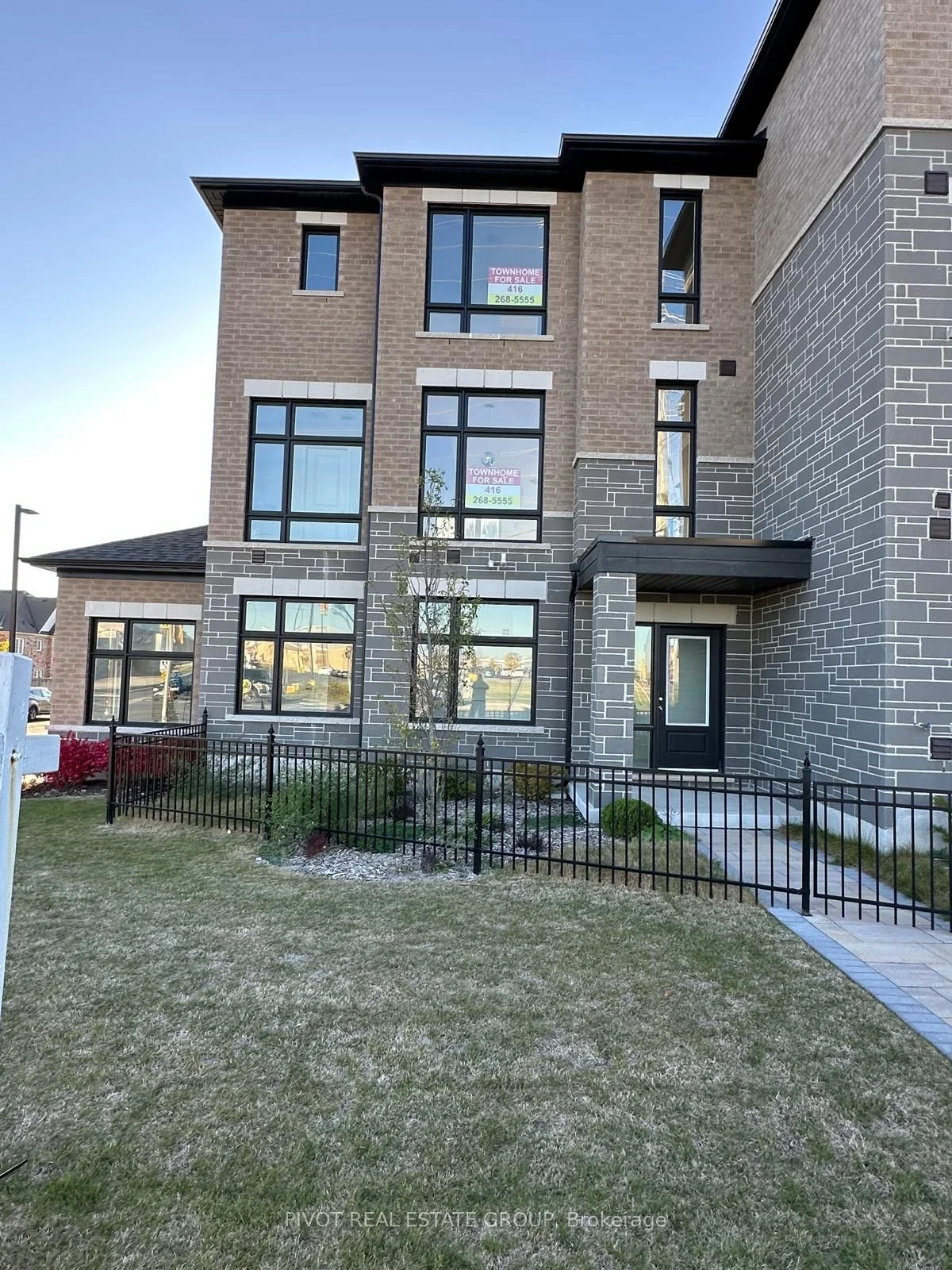 Att/Row/Townhouse in Oshawa