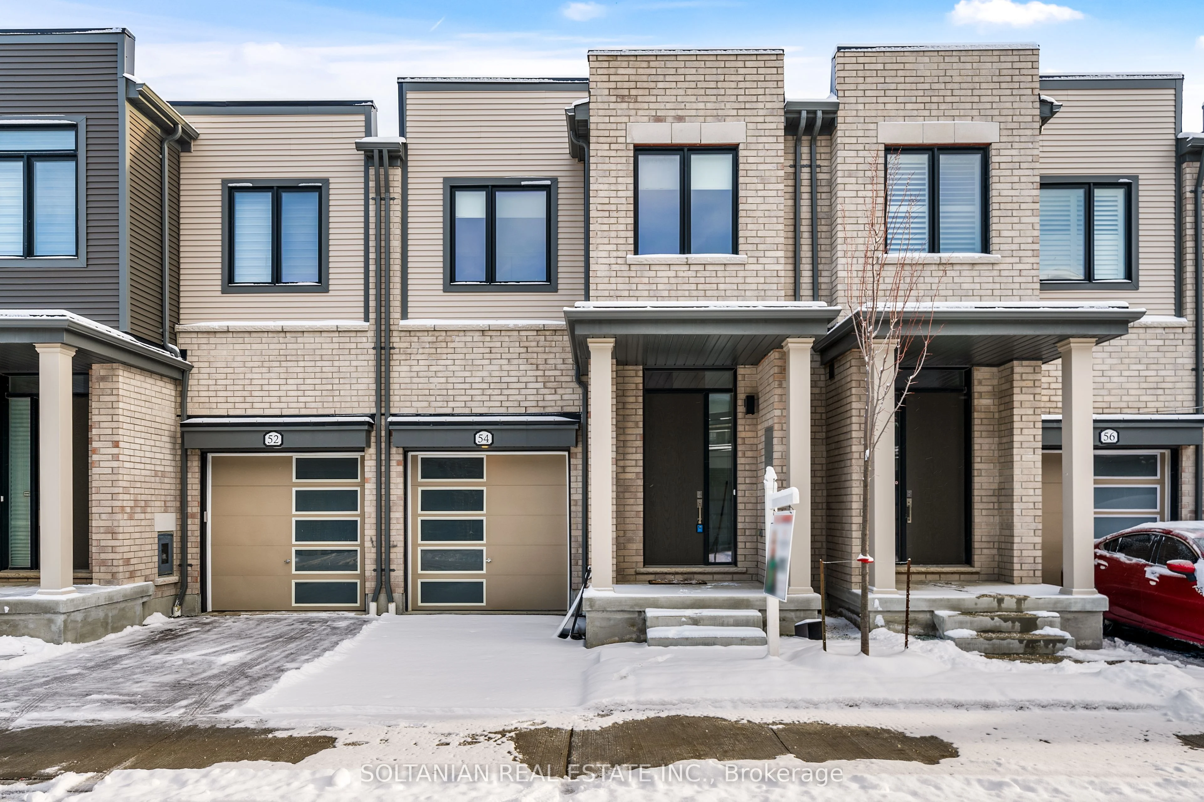 Att/Row/Townhouse in Whitby