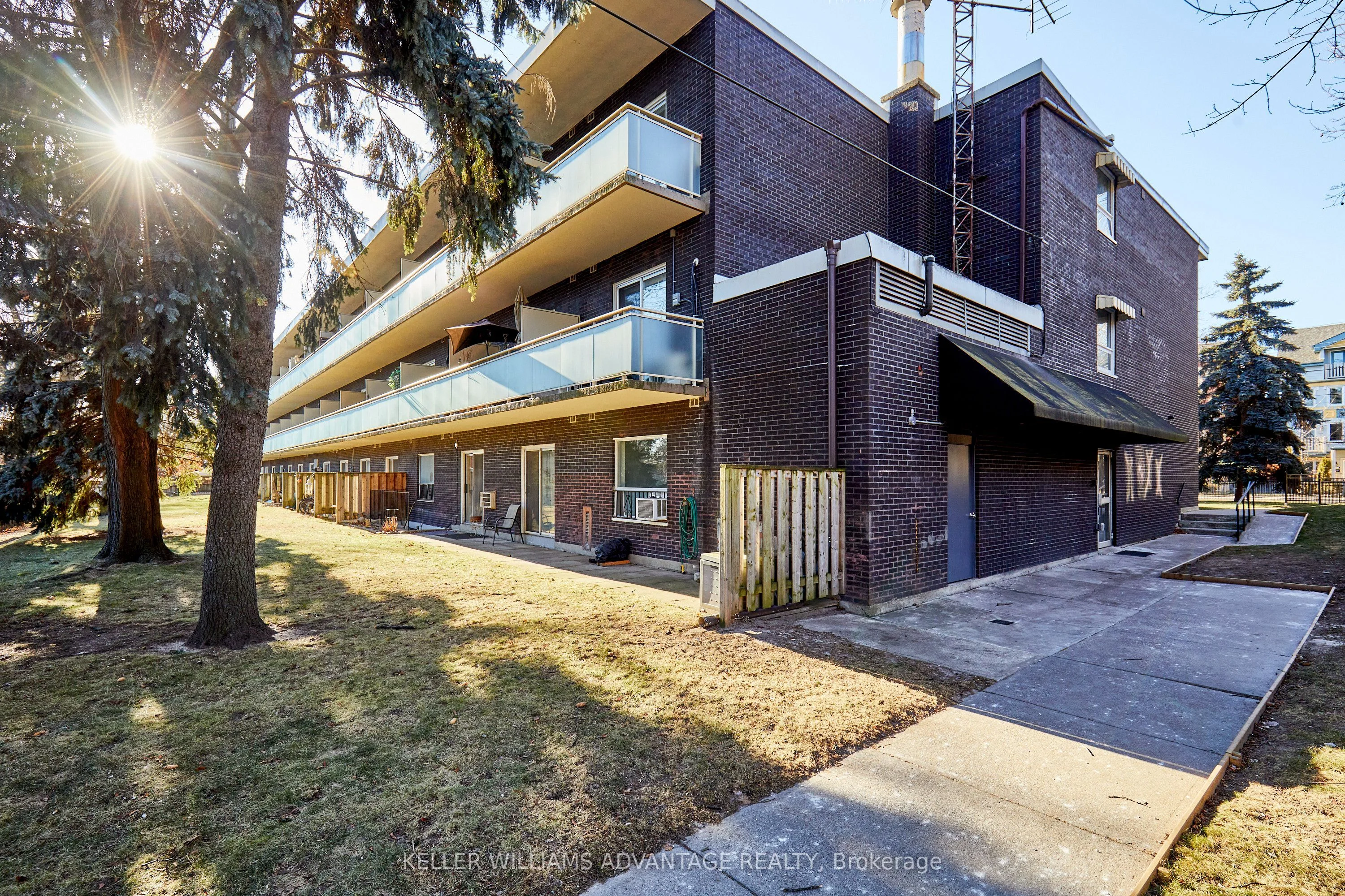 123 Woodbine Avenue 212, Toronto E02, On M4l 3v8