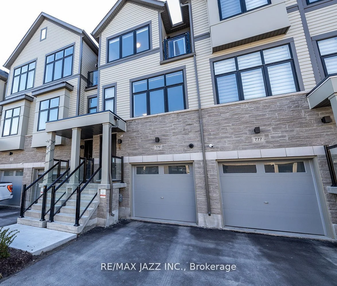 Att/Row/Townhouse in Oshawa