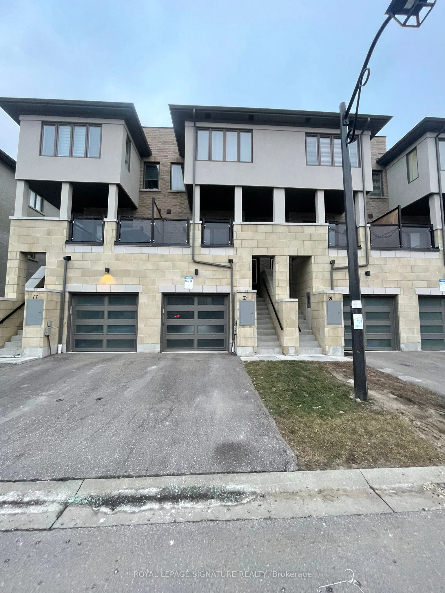 Att/Row/Townhouse in Whitby