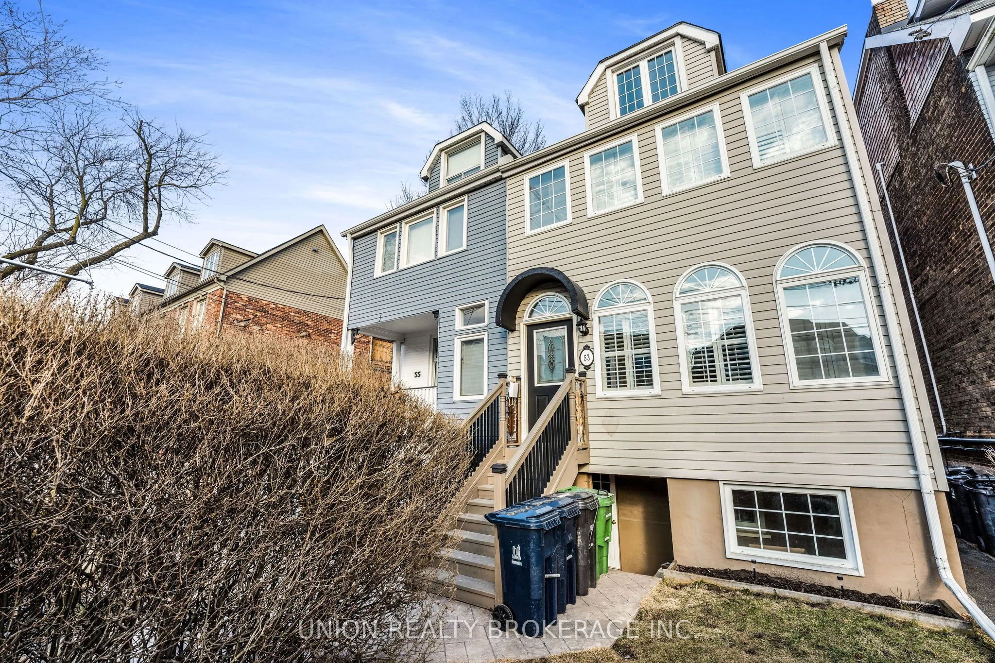 53 Woodbine Avenue, Toronto E02, On M4l 3p1