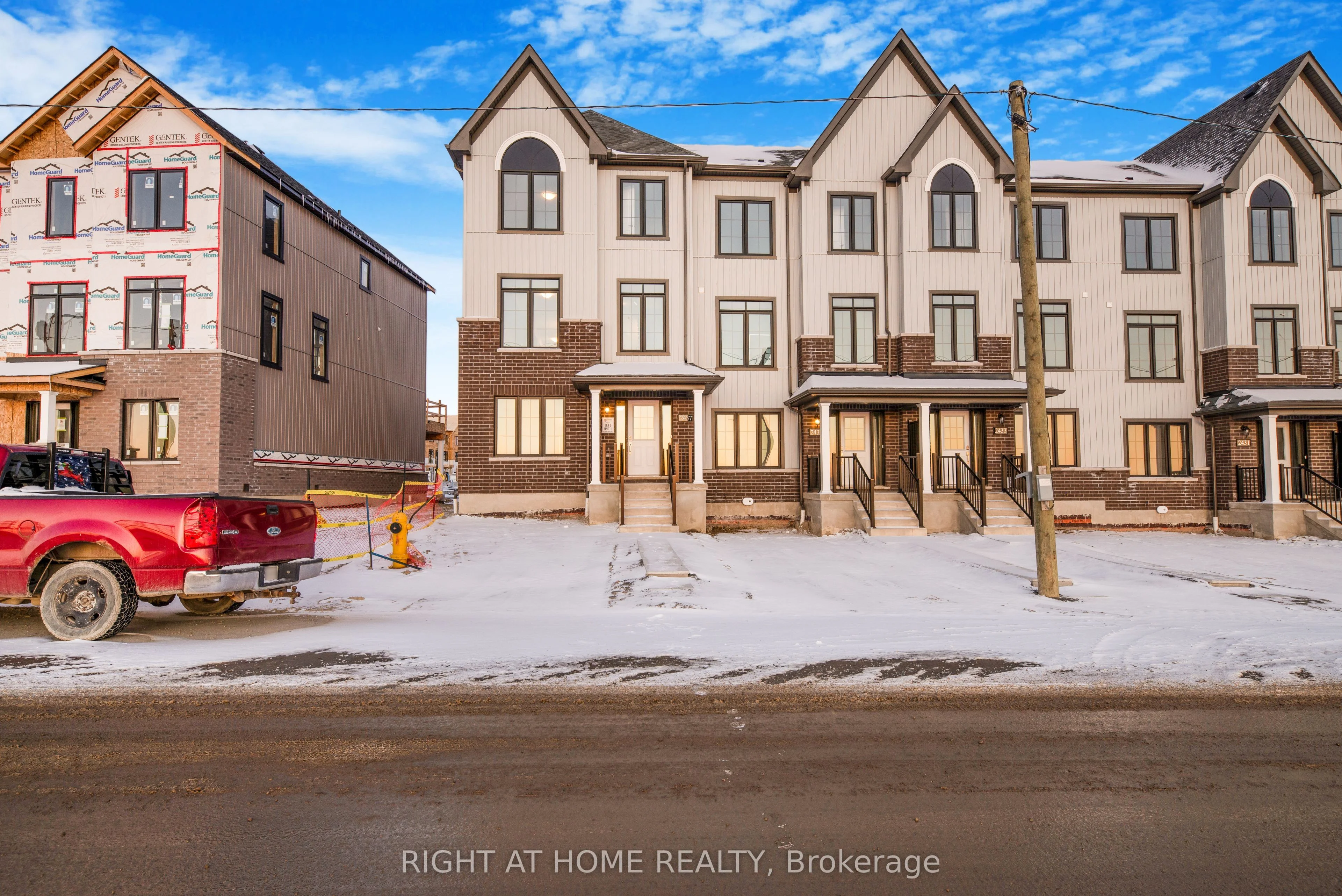 Att/Row/Townhouse in Oshawa