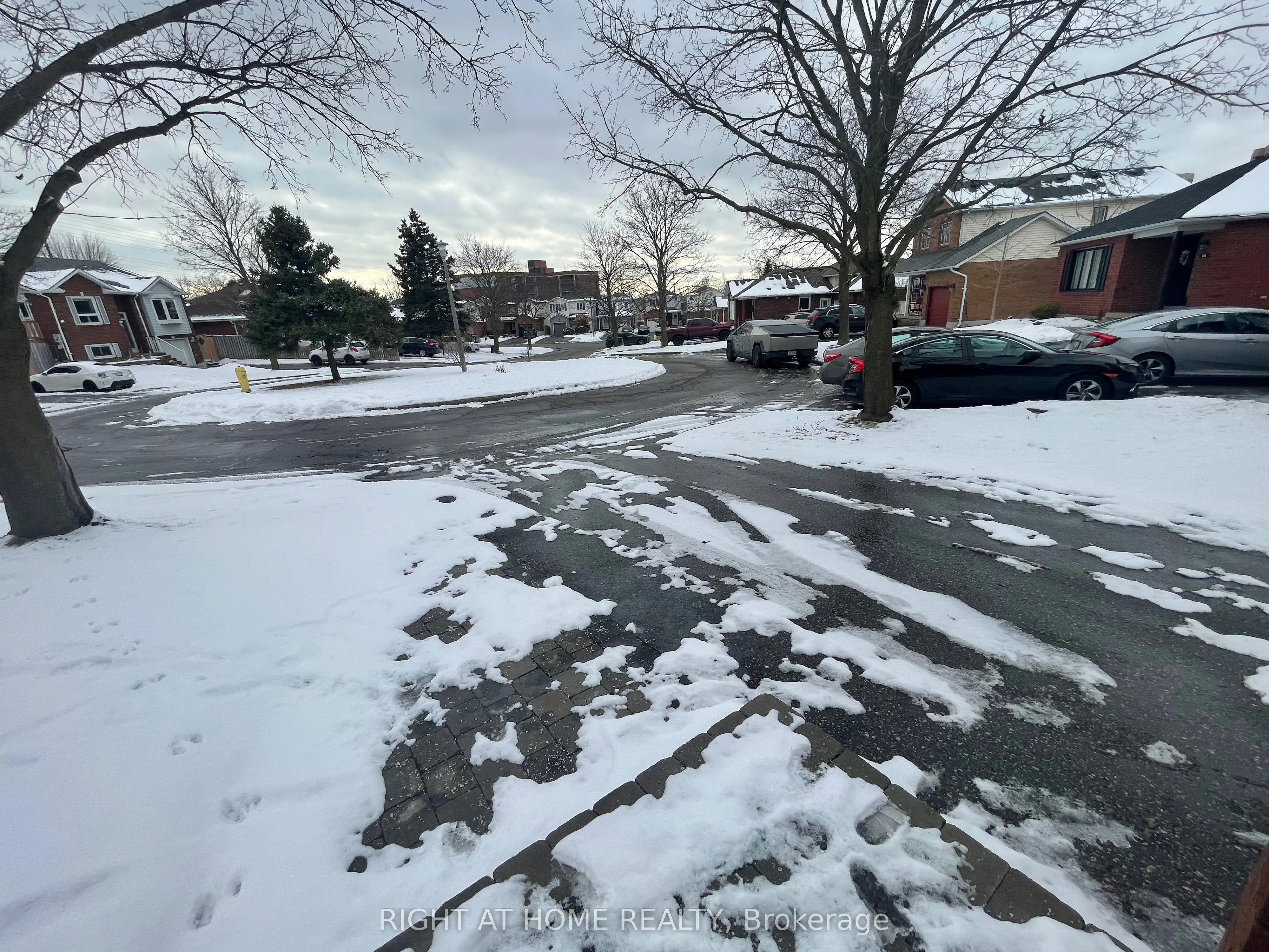 880 Meadowhill Court Upper, Oshawa, ON L1K 1X5