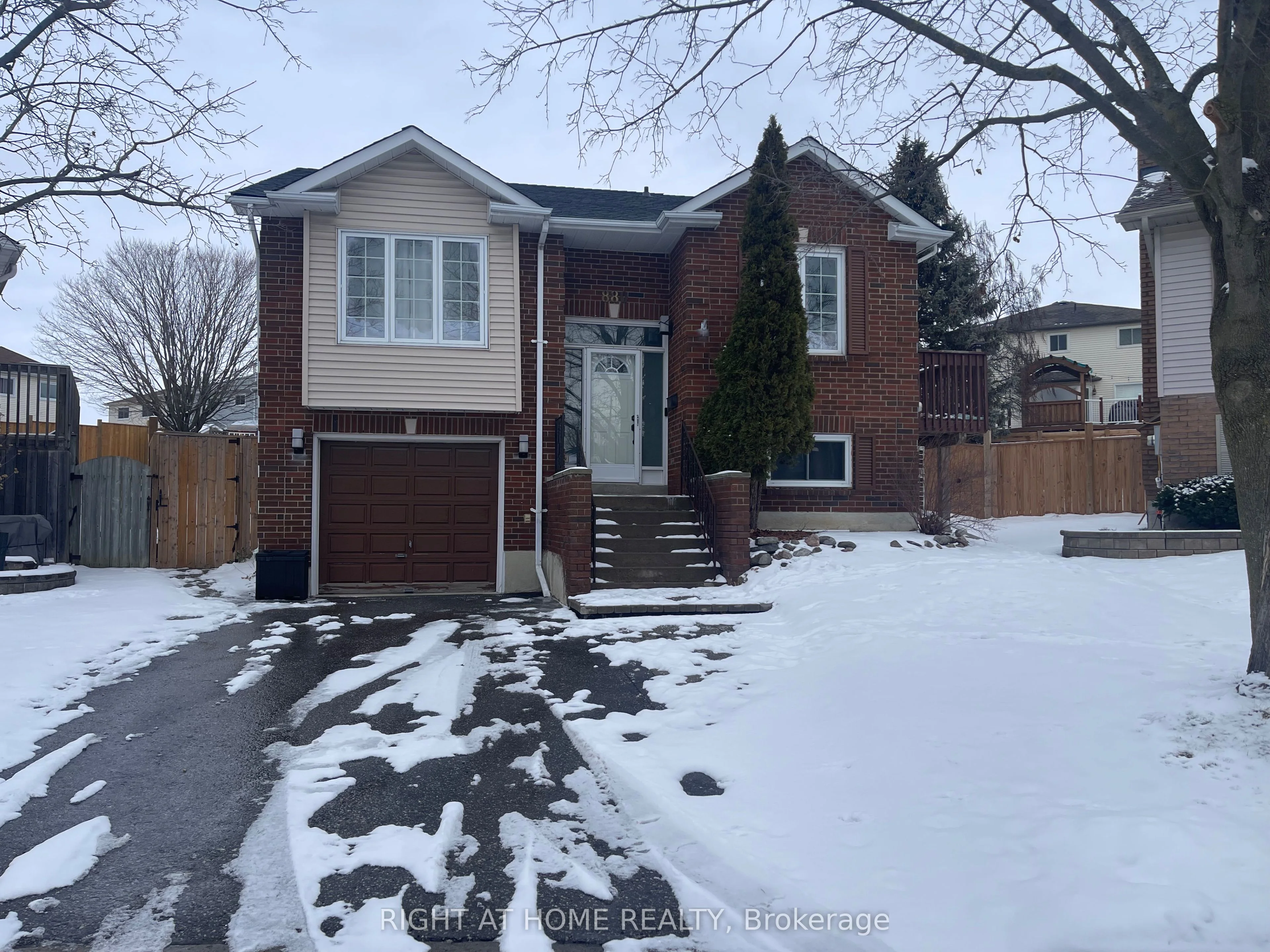 880 Meadowhill Court Lower, Oshawa, ON L1K 1X5