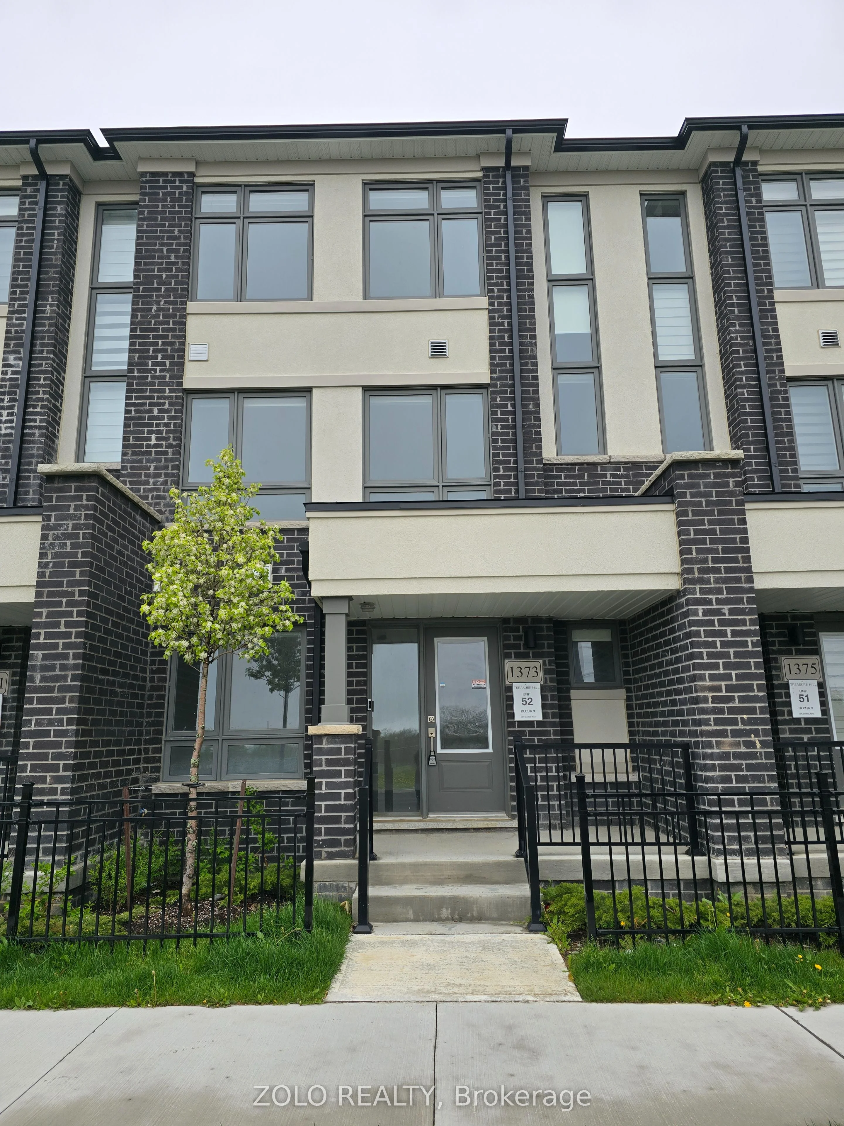 Att/Row/Townhouse in Oshawa